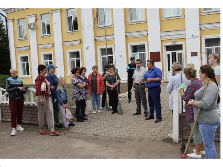 В посёлке Монастырщина прошел субботник