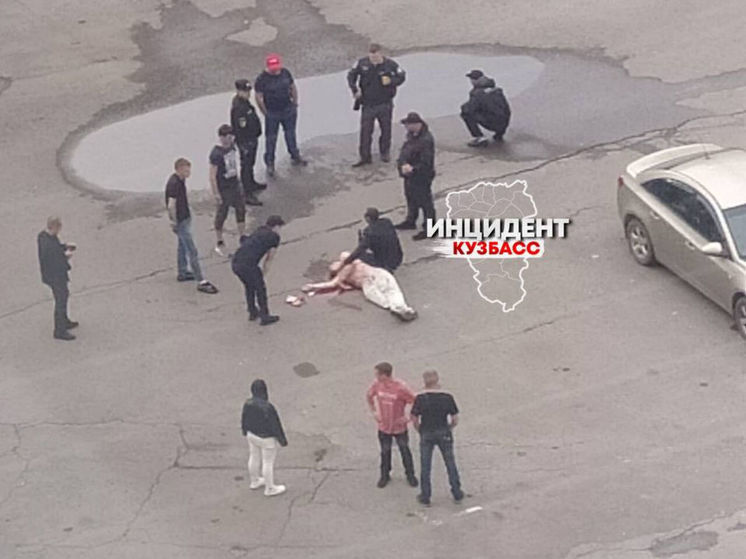  Жители Новокузнецка обнаружили человека на асфальте после отдыха в ночном клубе