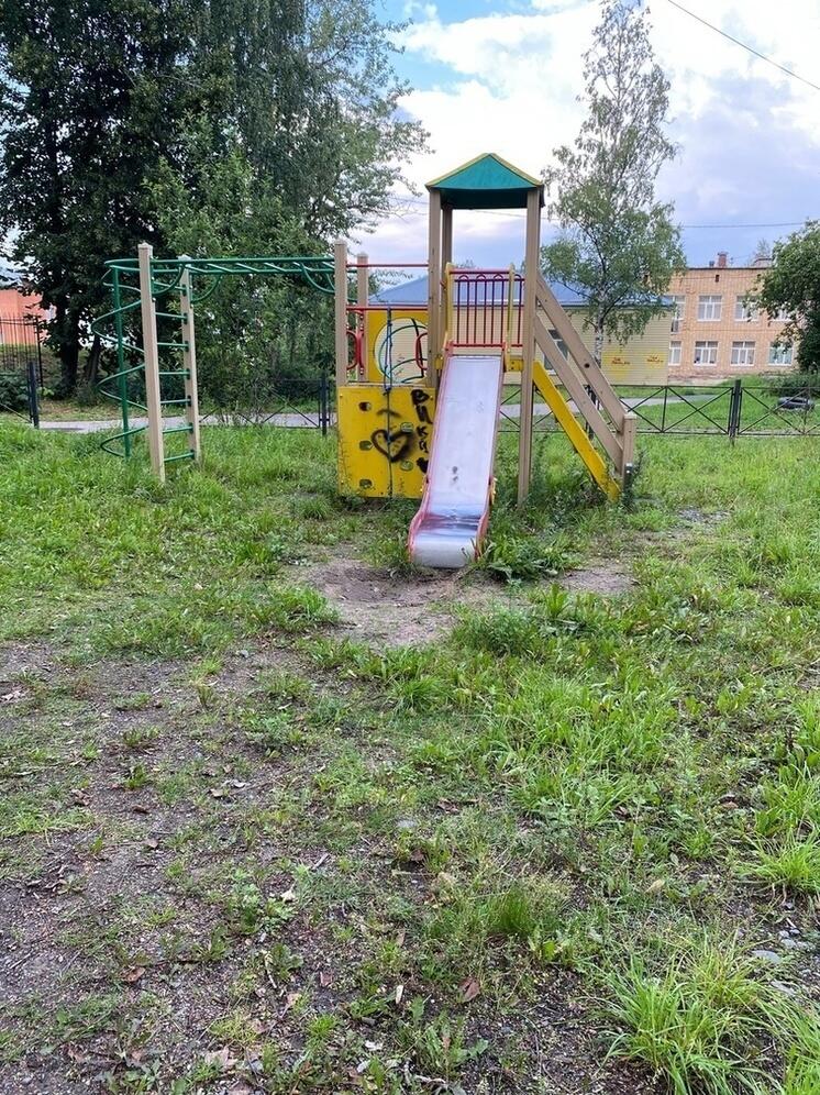 Запущенная детская площадка не дает покоя жителям Петрозаводска