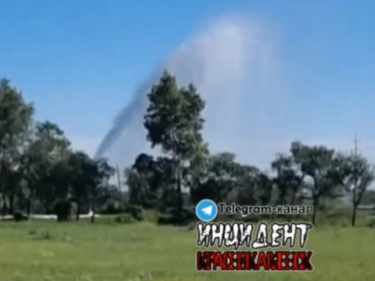 Трубопровод прорвало в Краснокаменске – образовался 20-метровый фонтан