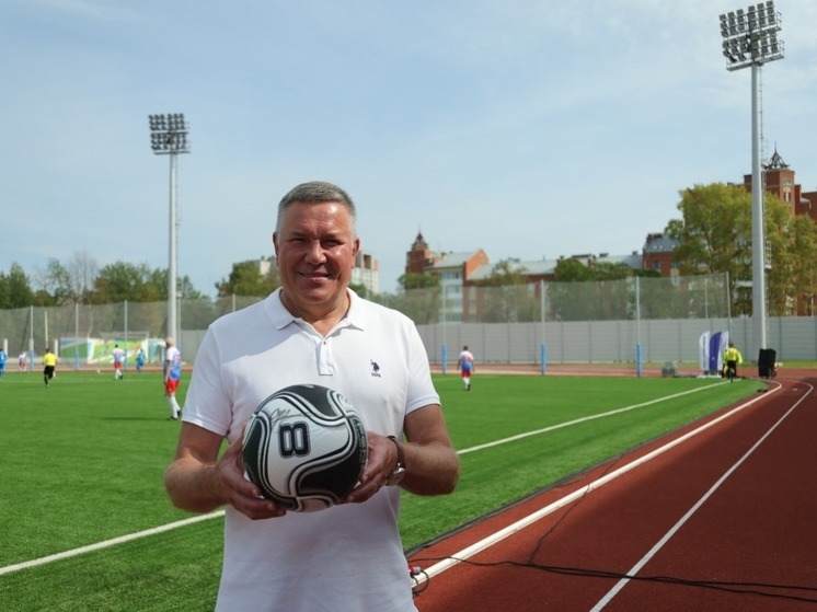 Глава Вологодчины Олег Кувшинников разыгрывает футбольный мяч с автографами олимпийских чемпионов