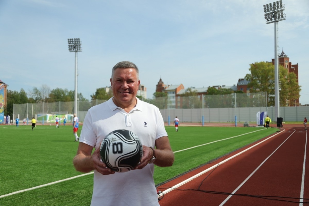 The head of the Vologda Oleg Kuvshinnikov raffles off a soccer ball autographed by Olympic champions