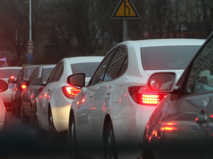 На Кубани перед Крымским мостом скопилось более тысячи автомобилей