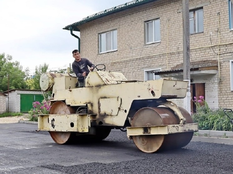 В Хотынце завершается ремонт двора дома №25 по улице им. Сергея Поматилова
