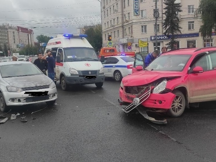 Очередное ДТП на площади Капошвара в Твери: пострадали три человека