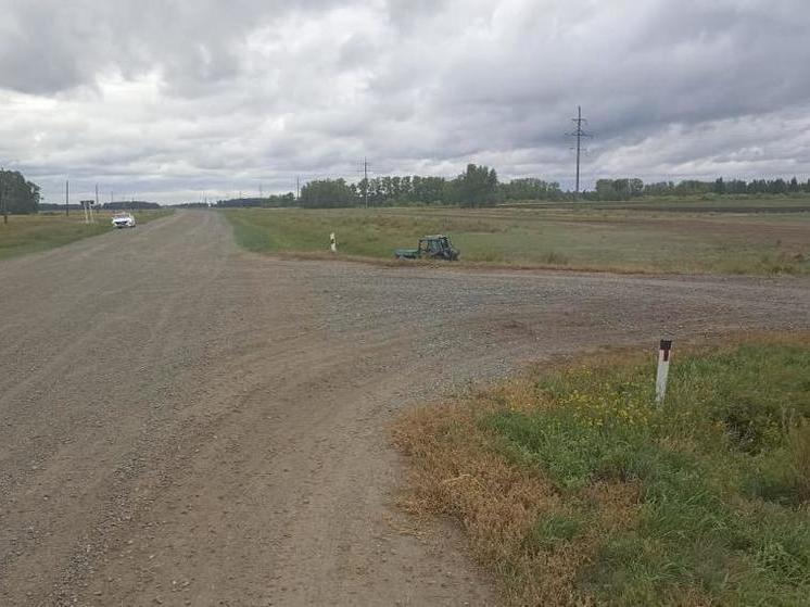 Под Новосибирском водитель синего трактора погиб в результате ДТП