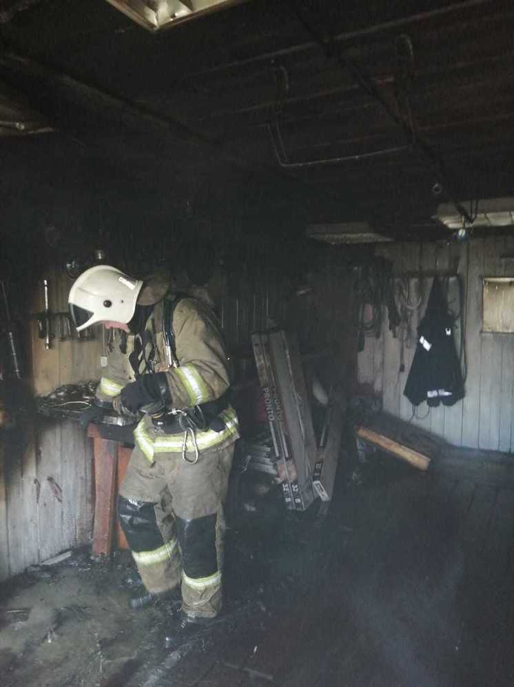 Гараж с моторной лодкой вспыхнул в райцентре Карелии