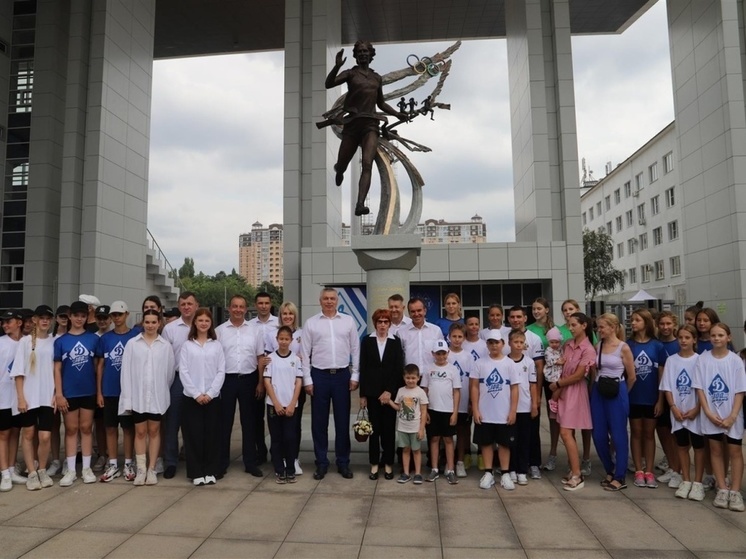 В Краснодаре установили памятник олимпийской чемпионки Людмилы Брагиной