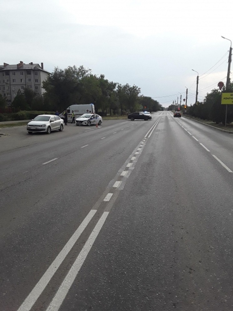 В столице Калмыкии лихач протаранил патрульный автомобиль