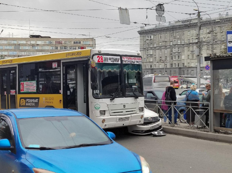 Центр Новосибирска сковала громадная пробка после ДТП с автобусом