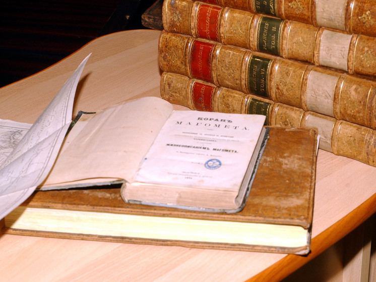 На акции у парламента в Стокгольме подожгли Коран