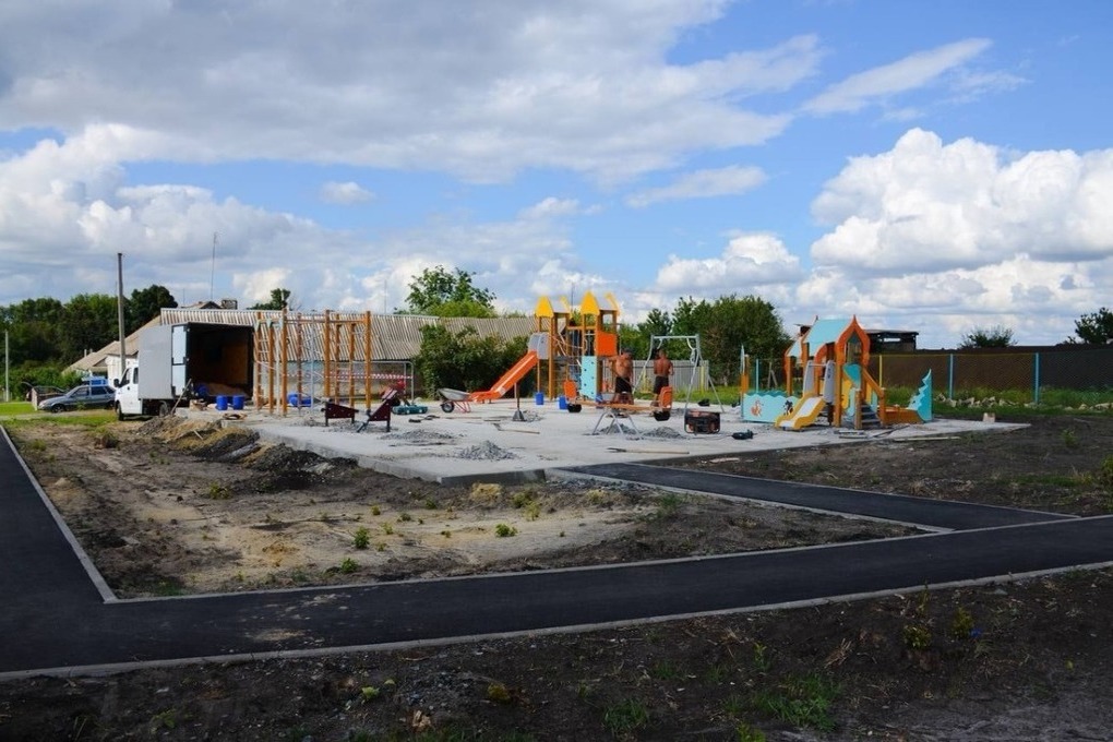 В селах Ракитянского района специалисты обустраивают спортивные и детские площадки