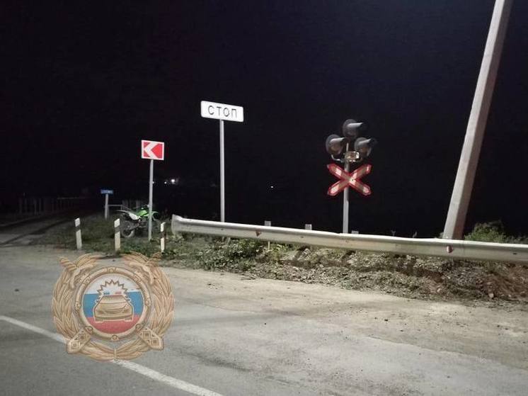 Мотоциклист влетел в дорожное ограждение на Сахалине