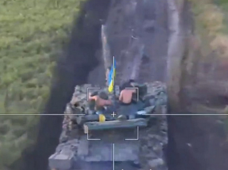 "Ланцет" поразил украинский Т-64БВ с полуголыми танкистами