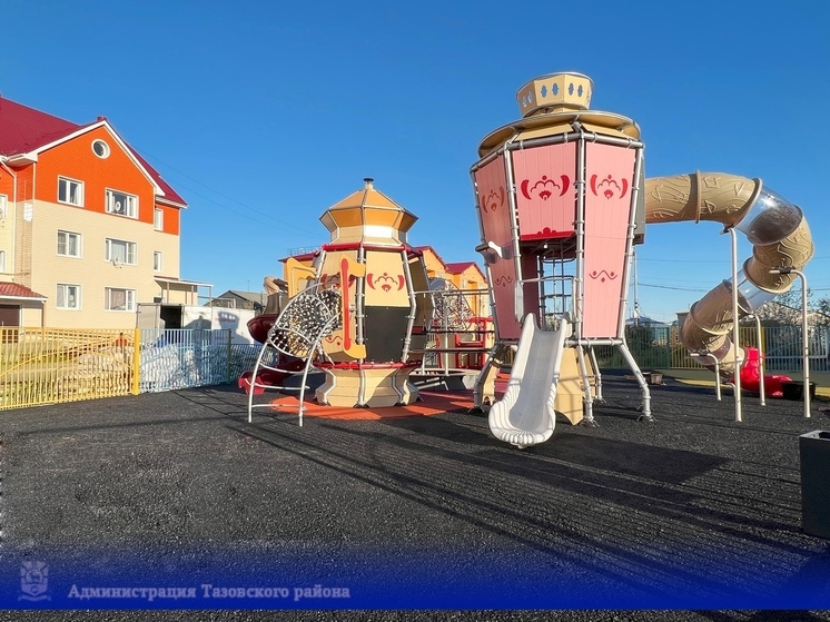 В Тазовском открыли новую детскую площадку с гигантским самоваром и горками