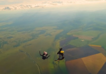 Спортсмены-парашютисты из Читы спрыгнули с воздушного шара на единорогах. Их необычный полёт попал на видео. Об этом «МК в Чите» 15 августа рассказал один из экстремалов – Дмитрий Герасименко.