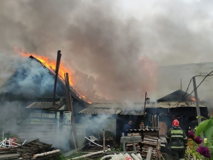 Пожар в частном доме на Сахалине тушили 12 человек