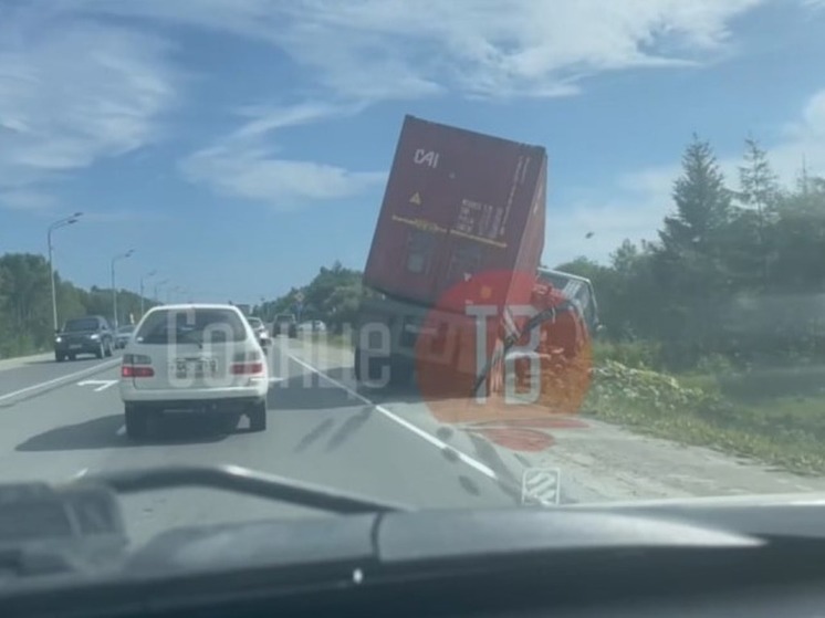 ДТП с фурой и легковым автомобилем произошло в районе поста ГИБДД на Сахалине