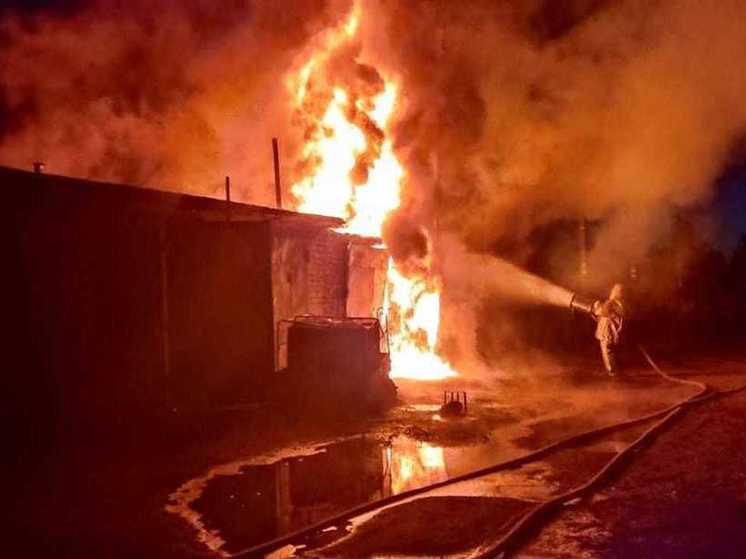 Пожарные потушили несколько гаражей в Чудове