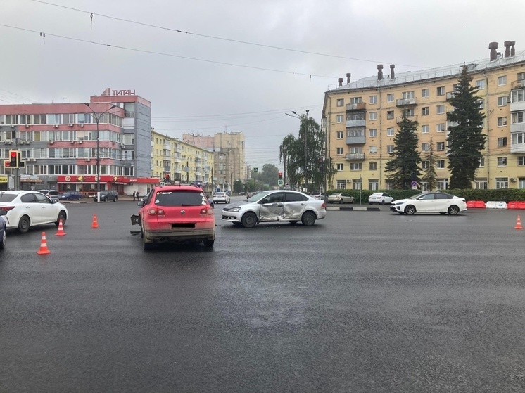 На проспекте в Твери столкнулись два "Фольксвагена", проехавшие на "красный"