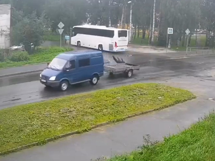 Бесстрашный пешеход, шагнувший под машину, попал на видео в Петрозаводске (18+)