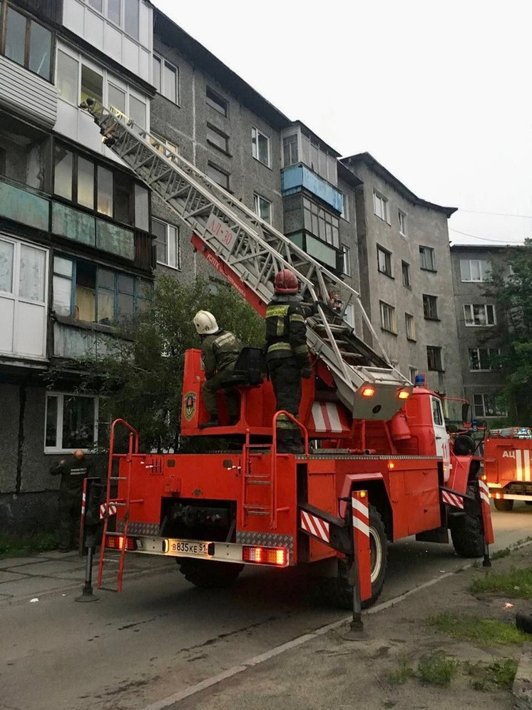 Во время пожара в Мурманске спасли двух человек