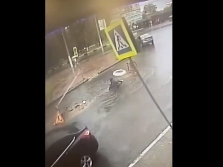 Женщине, упавшей в яму в Брянске, возместили ущерб