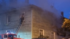Огонь охватил деревянную двухэтажку в историческом районе Петрозаводска