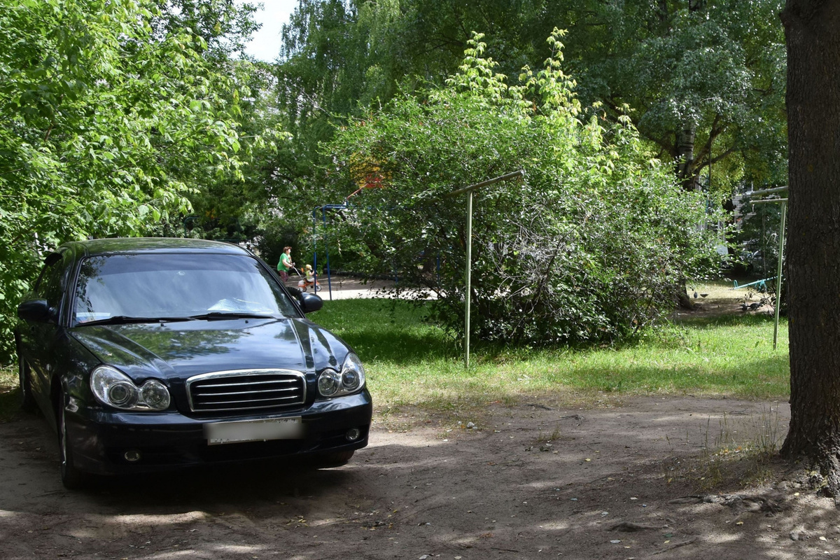 В Костроме любители припарковаться на газонах во дворах рискуют лишиться крупной суммы денег