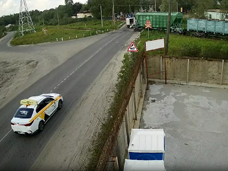 Грузовик столкнулся с поездом в Егорьевске