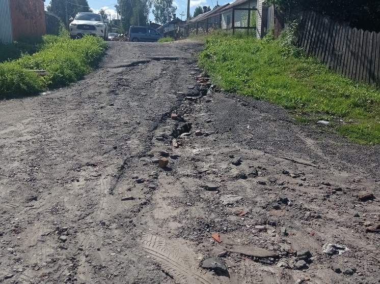 Жители райцентра Карелии боятся сломать ноги из-за размытой дороге