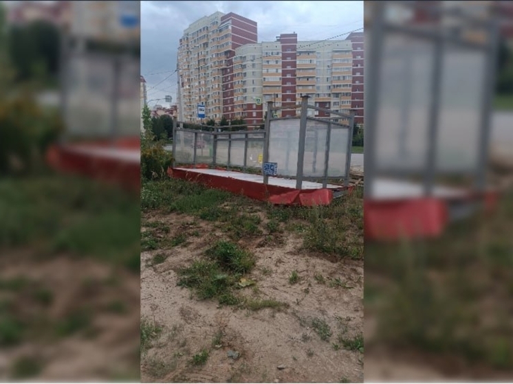 На улице Берша ветер перевернул остановку