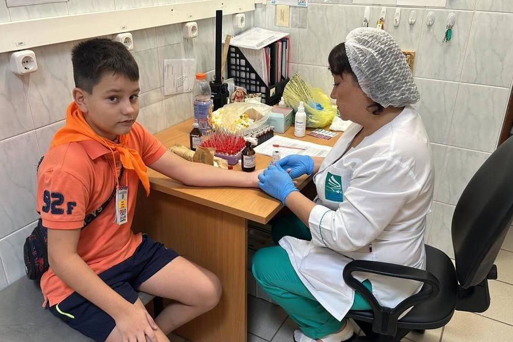 Медики из Сургута провели медосмотр юных макеевчан