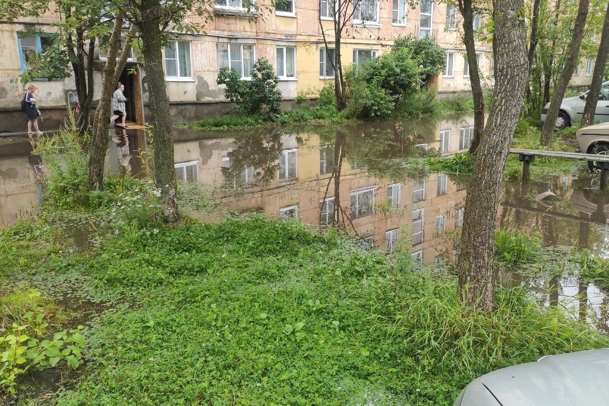 Озерный двор. Озеро во дворе. Озеро во дворе дома. Озеро во дворе с пляжем.