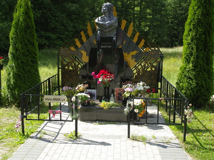 Петербуржцы пришли на Богословское кладбище, чтобы почтить память Виктора Цоя