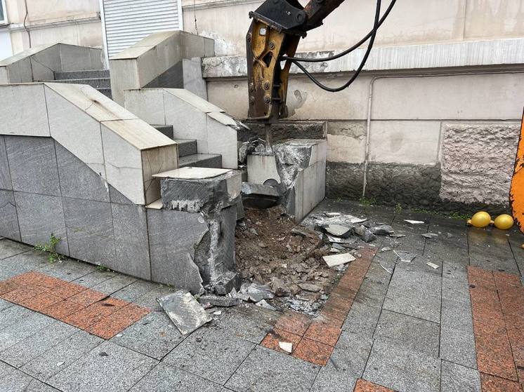 Во Владивостоке демонтируют незаконную бетонную лестницу