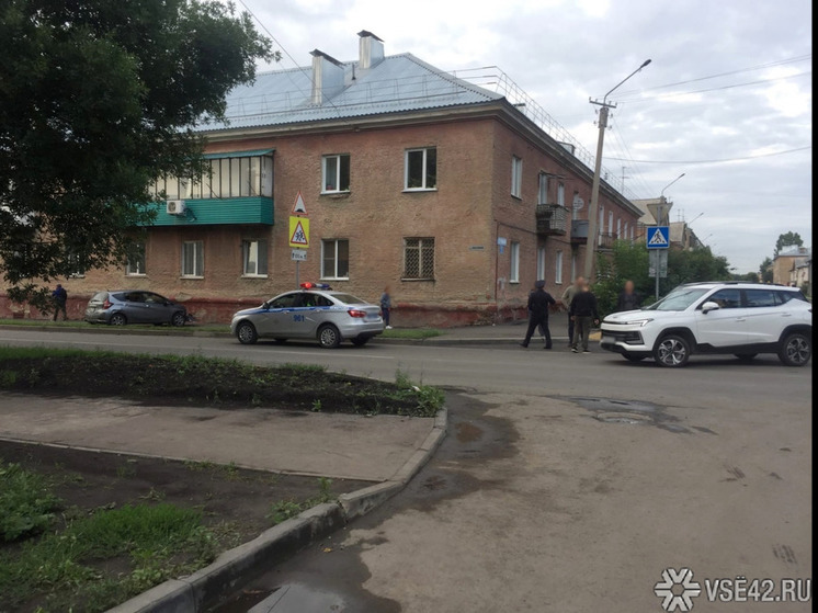Автомобиль влетел в стену жилого дома в Кемерове