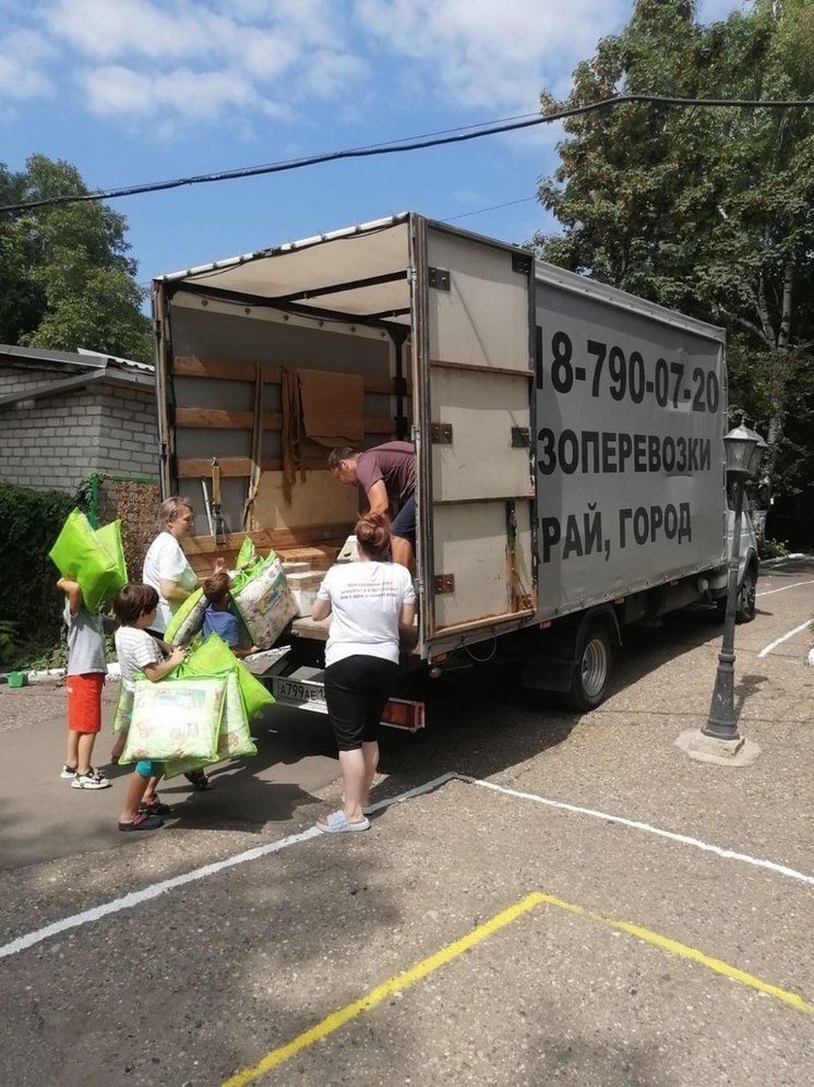 Педагоги Ессентуков помогли оснастить мебелью и учебными пособиями школы Антрацита