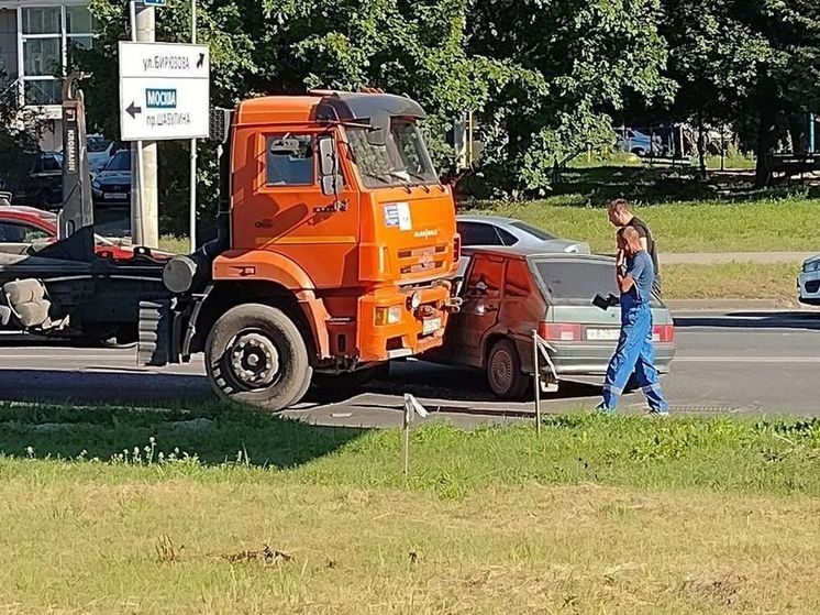 Утром 16 августа в Канищеве столкнулись КАМАЗ и ВАЗ