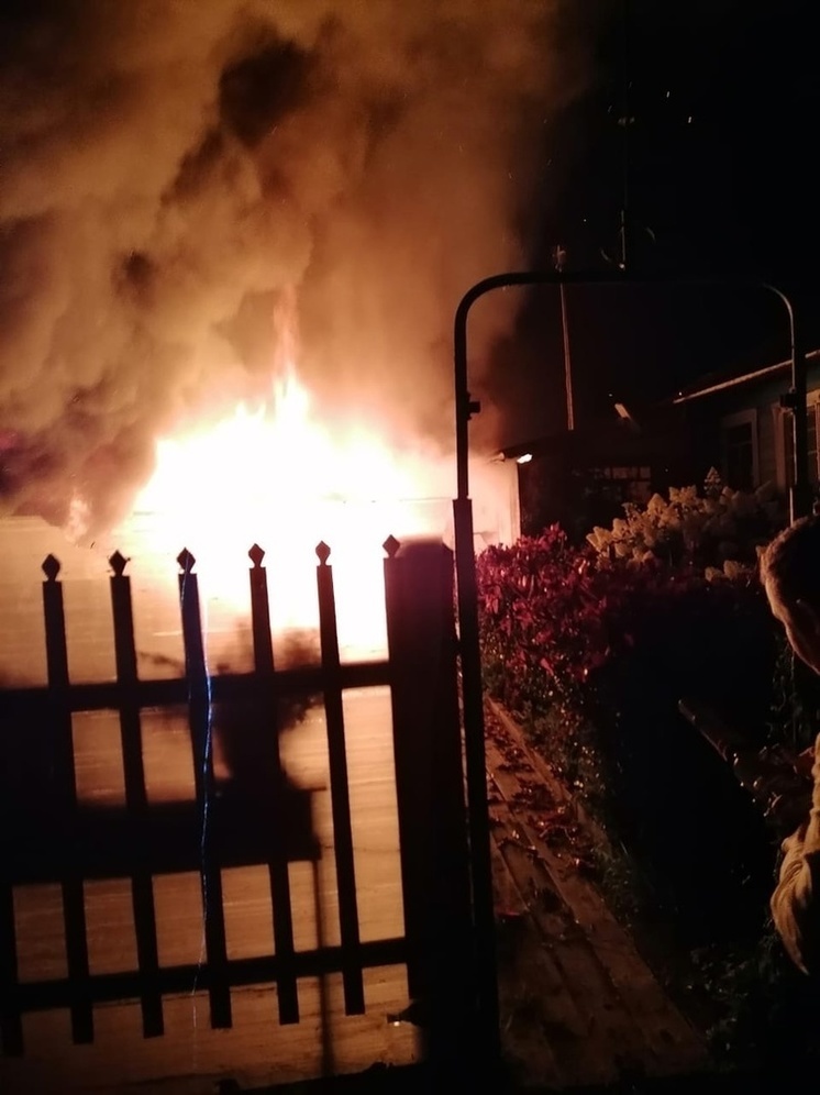 Пожарный оплавил каску, спасая дом от горящего сарая с газовыми баллонами в Карелии