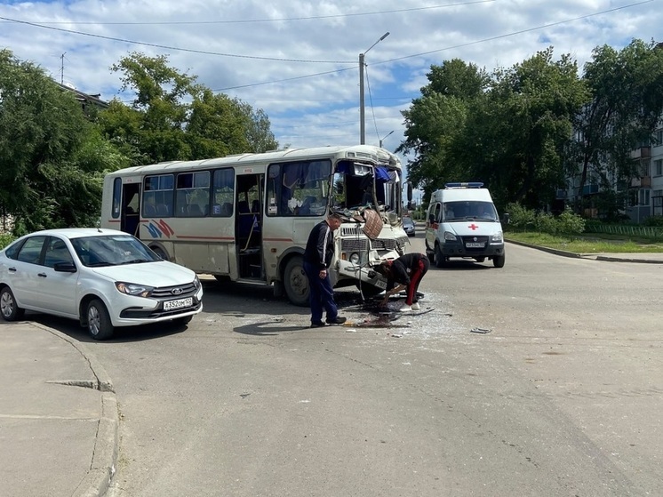 Пять человек пострадали при столкновении пассажирского автобуса и грузовика в Бийске