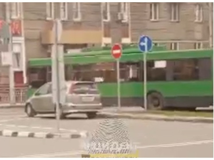 В Новосибирске троллейбус вылетел на разделительный газон