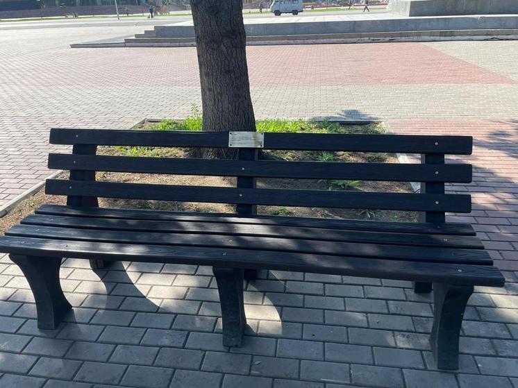 Банк установил в Сибирских городах скамейки и урны из переработанного пластика