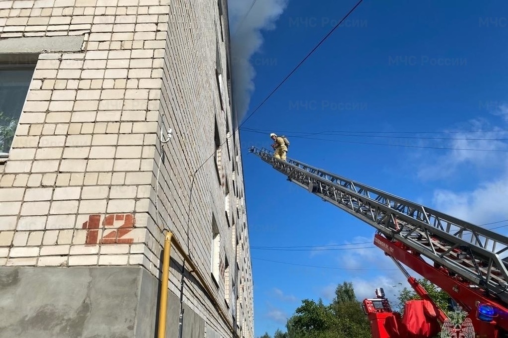 Сотрудники МЧС спасли 5 человек на пожаре в Вязниках