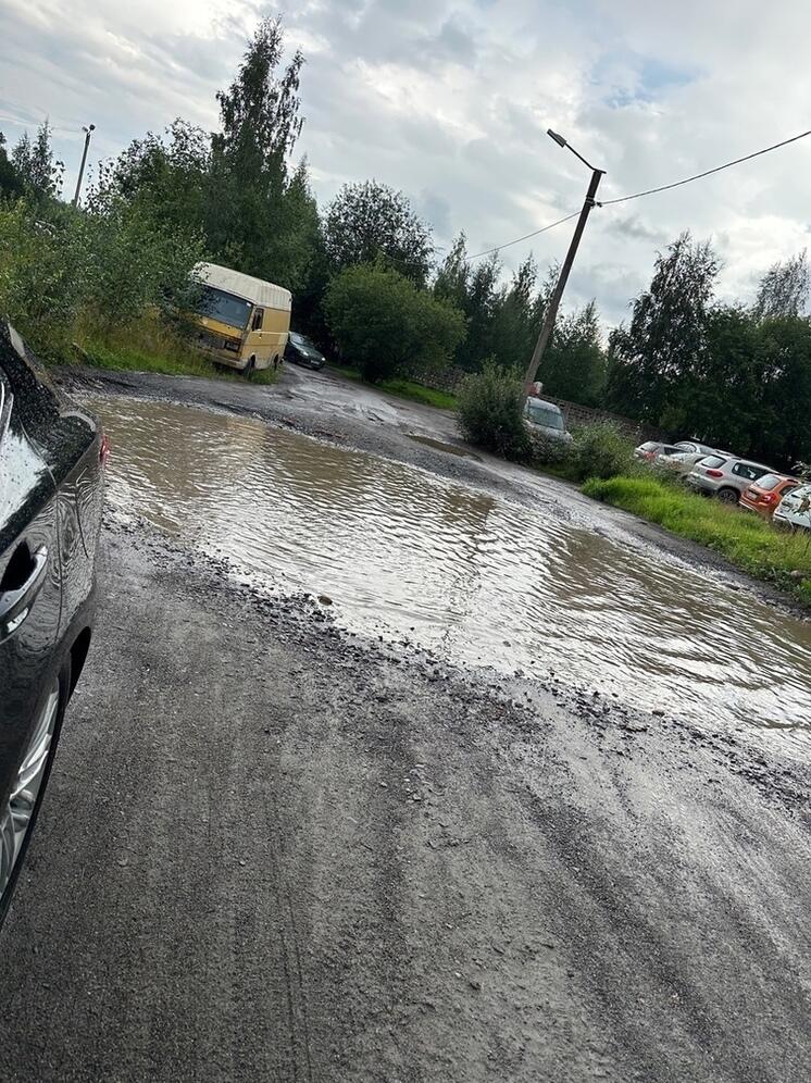 Озеро разлилось на разбитой аллее на Древлянке в Петрозаводске