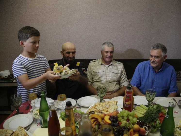 Общественный совет при Минобороны подарил телевизор многодетному сержанту в Дагестане