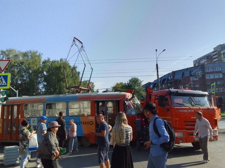 В Екатеринбурге трамвай сошел с рельсов в результате столкновения с грузовиком