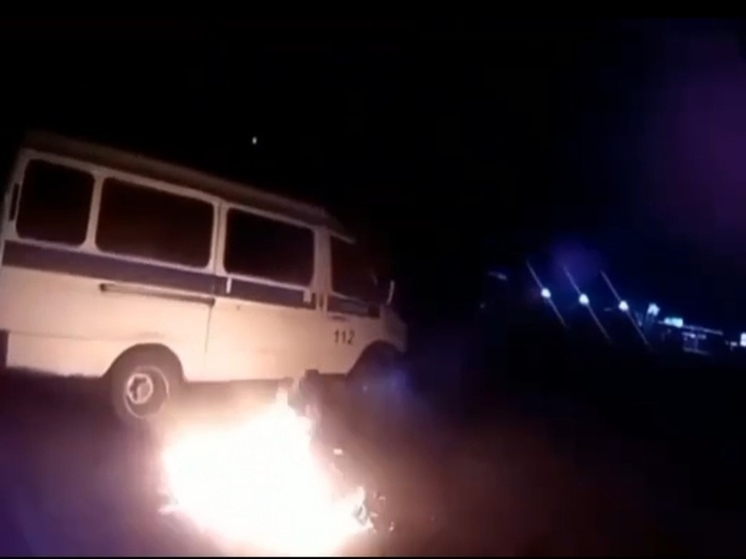Появилось видео поджога полицейской машины в Коломне