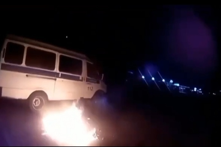 Появилось видео поджога полицейской машины в Коломне