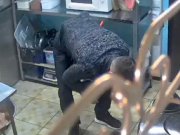 Жительницы Камчатки рассказали о жестоко избившем сотрудницу кафе мужчине